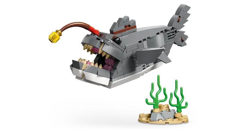 Lego Creator 3-in-1 Fierce Shark with a Treasure Chest 31381
